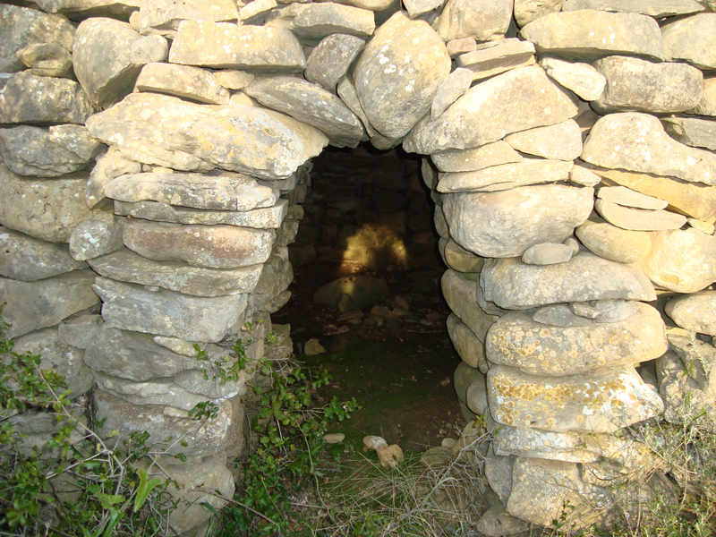 Encadrement de l'entre avec son arc clav ferm par un gros galet.