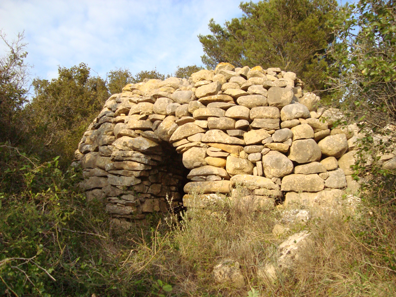 Faade de la  cabane aux galets  vue de trois-quarts  droite.