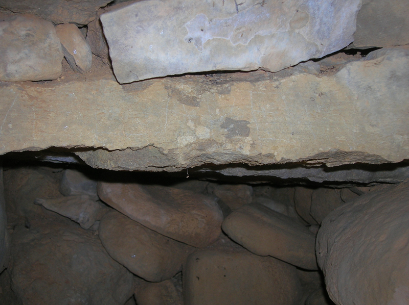 Linteau de la première niche (voir fig. 11) : des traces de percussion sont visibles sur l'arête.