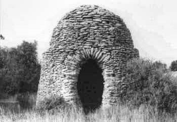 La Baume d'Estellan à Bonnieux (Vaucluse) : cabane en forme de cylindre surmonté d'une demi-sphère  en retrait © Christian Lassure