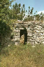 Cabane au linteau millésimé 1712 à Barjac (Gard) © Christian Lassure