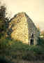 Uzès (Gard) : cabane en pyramide à quatre faces convexes millésimée de 1823-1824 © Christian Lassure