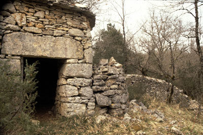 L'entrée et le contrefort latéral © CERAV - fonds François Véber