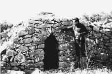 Petite baraque faisant partie d'un mur de clôture à La Tourèze © Elie Malé