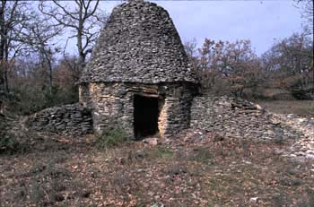 Cabanon au couvrement tronconique © Dominique Repérant