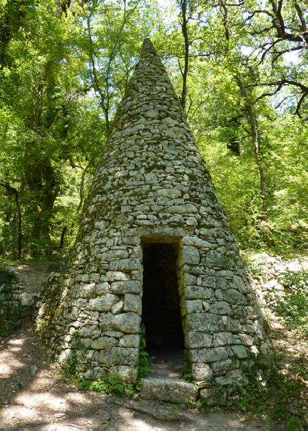 Près du prieuré d’Ardène à Saint-Michel-l’Observatoire (Alpes-de-Haute-Provence) : « cabanon pointu » (cabanoun pountchou en provençal). Photo Jean Laffitte.