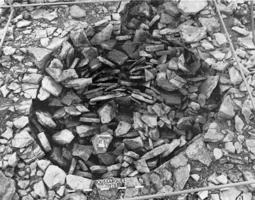 Site chalcolithique de Boussargues à Argelliers (Hérault) : une des "structures" circulaires de l'enceinte de l'établissement chalcolithique ("structure" 5) avant le dégagement de son comblement de plaquettes © Xavier Gutherz et al.
