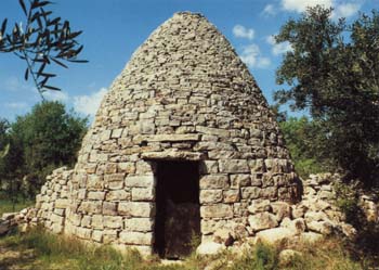 Arpaillargues (Gard) : cabane en ogive ayant le millésime 1813 gravé sur la dalle fermant la voûte © HCU