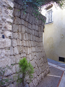Aspremont (Alpes-Maritimes) : mur de sout�nement � parement courbe � CERAV (photo Jean Laffitte) 