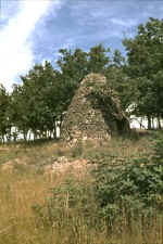 Cabane en forme d'ogive tronquée à Barjac (Gard) © Christian Lassure