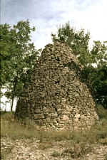 Cabane en forme d'ogive tronquée à Barjac (Gard) © Christian Lassure