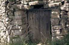 Cabane en forme d'ogive tronquée à Barjac (Gard) © Christian Lassure