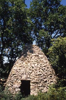 Blauzac (Gard) : cabane en ogive arborant le millesime 1794 sur sa dalle de fermeture de la voûte © Jean Chabert