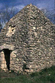 Mas d'Arifon à Uzès (Gard) : pyramide aux quatre faces curvilignes, arborant le millésime 1784 sur le linteau d'entrée © Christian Lassure