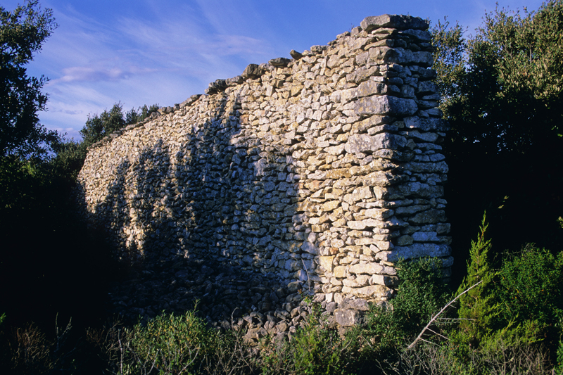 Bonifacio (Corse-du-Sud) : long et haut mur d'enclos. Photo Dominique Reprant.