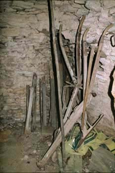 Bonnieux (Vaucluse) : outils et instruments aratoires  présents dans une des cabanes © Christian Lassure