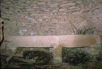 Bonnieux (Vaucluse) : mangeoire formée de grandes dalles taillées dans un calcaire tendre © Christian Lassure