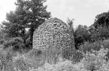 Bonnieux (Vaucluse) : côté étroit d'une cabane en forme de coque de navire renversée © Christian Lassure