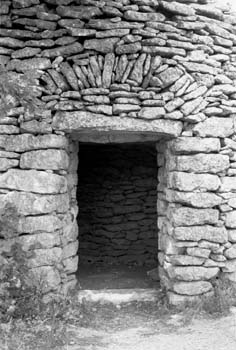 Bonnieux (Vaucluse) : entrée couverte par un linteau surmonté d'un pseudo arc de décharge © Christian Lassure