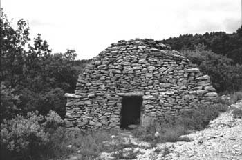 Bonnieux (Vaucluse) : cabane en forme de parallélépipède surmonté d'une pyramide aux faces convexes ©  Christian Lassure