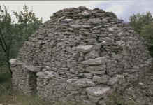 Cabane au couvrement en pyramide aux faces convexes © C. Lassure