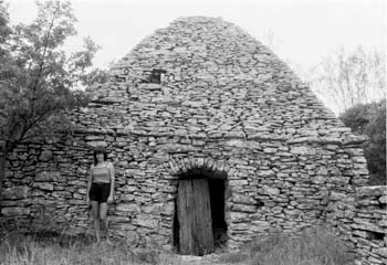 Bonnieux (Vaucluse) : cabane en forme de parallélépipède surmonté d'unesorte de toiture en pavillon © Christian Lassure