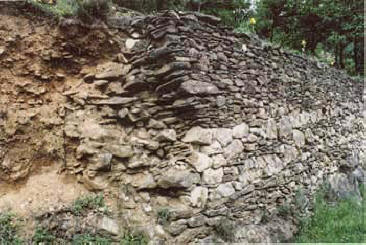 Gard : brèche dans un mur de schiste © Michel Rouvière