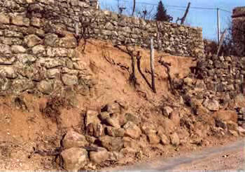 Estivajols, Les Vans (Ardèche) : brèche dans un mur de grès © Michel Rouvière