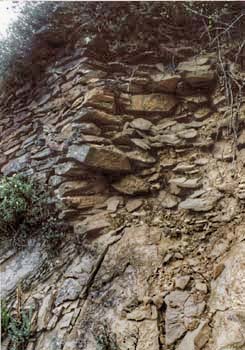 brèche dans un mur de schiste © Michel Rouvière