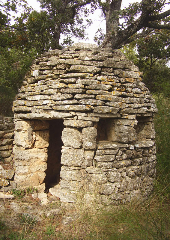 Buoux (Vaucluse) : poste de chasse à l’affût (agachon en provençal) pour le tir des grives ou des sangliers. Photo de Jean Laffitte.