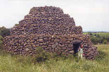Cabane en "bombes" basaltiques sur le plateau de l'Auverne &copy; Hugo Soria