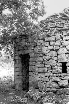 Mane (Alpes-de-Haute-Provence) : cabane de carrier © Christian Lassure