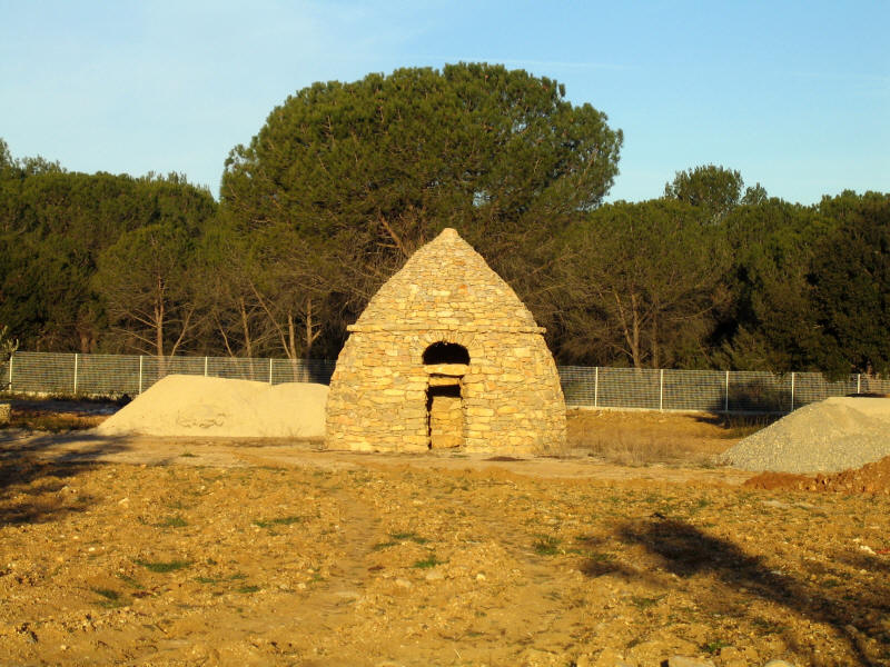 Le cabanon pointu construit par Jean-Marie Barre prs de Lunel (Hrault). Photo Jean-Marie Barre.