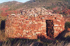 Cabane en gr&egrave;s rouges ("ruffes") &agrave; Saint-Jean-de-la-Blaqui&egrave;re (d&eacute;toitur&eacute;e) &copy; Hugo Soria