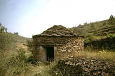 Montchalvy, Largentière (Ardèche) : cabane cylindrique à toiture conique avec larmier. © Christian Lassure.