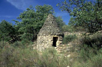 Mane (Alpes-de-Haute-Provence) : cabanon pointu élancé © CERAV (fonds Bernard Artigues)