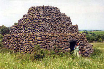 Cabane en bombes basaltiques du plateau de l'Auverne (Hérault) © Hugo Soria