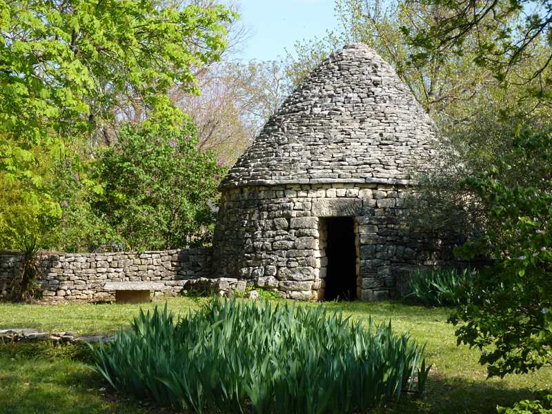 Cabanon pointu construit par Pierre Martel  Bonnechre (Alpes-de-Haute-Provence). Photo de Jean Laffiite 