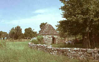 Le "cabanon pointu" de Pierre Martel à Bonnechère (Alpes-deHaute-Provence) - Photo Bernard Artigues © CERAV