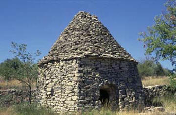 Cabanon de plan quadrangulaire à Forcalquier © CERAV (fonds Bernard Artigues)