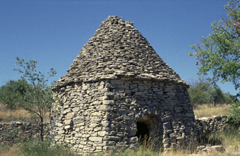 Forcalquier (Alpes-de-Haute-Provence) : cabanon pointu à base parallélépipédique © CERAV (fonds Bernard Artigues)