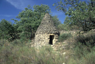 cabanon de plan circulaire à Mane © CERAV (fonds Bernard Artigues)