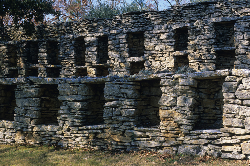 Lieudit Les Cabanes à Cabrières-d'Avignon (Vaucluse), rucher en pierre sèche dans une propriété. Photo de Dominique Repérant.
