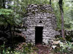 Cabane dite "du vacher" à Magny-Lambert, avec étage et colimaçon à l'intérieur © Photo Marc Troubat