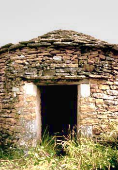 Lablachre (Ardche) : cabane en grs avec des blocs calcaires blancs incorpors dans les pidroits  Christian Lassure