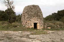 Capitelle en ogive tronquée et aire à Nîmes © Bernard Artigues