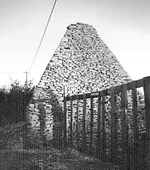 Le côté gauche de l'édifice (en regardant l'entrée) : une barrière en bois (aujourd'hui remplacée par un mur) permettait d'accéder à l'enclos © CERAV (fonds Bernard Artigues)