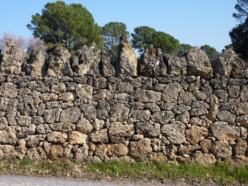 Carcès (Var) : petit mur de clôture d’une propriété en bordure de route. Photo Jean Laffitte.