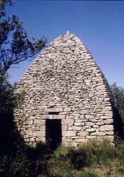 Carrignargues à Uzès (Gard) : cabane "à Mossieur d'Amoreux", portant sur la dalle fermant la voûte l'inscription "FINI LE 3 octobre 1803" © Jean Laffitte