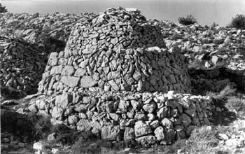 Plateau de Caussols à Grasse (Alpes-Maritimes) : cabane à degrés © CERAV (fonds Michel Gourdon)